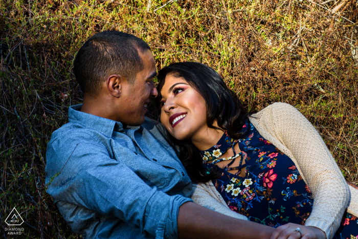 Sie sagte ja, Fotosession nach dem Heiratsantrag in Oakland, Kalifornien, für ein Paar, das sich zusammen ins Gras legte