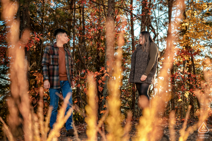 Un Save the Date à Pigeon Forge. Tennessee portrait d'un couple souriant l'un à l'autre alors qu'ils se tiennent au sommet de la montagne à côté d'arbres et d'herbe