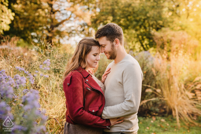 Después de la sesión de fotos de compromiso de propuesta en Dortmund con los novios en una escena de otoño