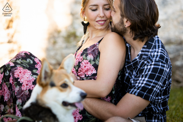 Después de la propuesta de matrimonio, fotografía de compromiso de Ardeche que muestra el sentimiento de amor, con su mejor amigo, un perro.