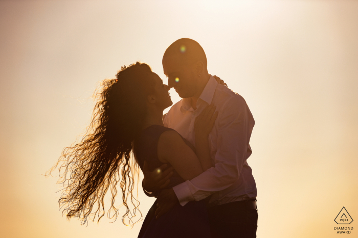 Ha detto di sì, sessione fotografica dopo la proposta di matrimonio al Lago Trasimeno in Umbria, in Italia, con la coppia al tramonto