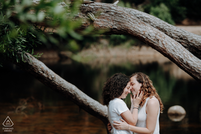 Reserva la fecha en Sintra. Retrato de Lisboa de una pareja compartiendo amor en medio de la naturaleza