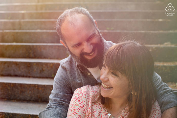 Después de la propuesta de matrimonio Fotografía de compromiso de Metz con la pareja Simplemente riendo y amando