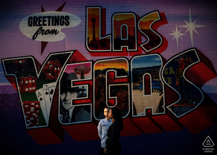 Dopo la proposta di matrimonio, servizio fotografico di fidanzamento nel centro di Las Vegas mentre ci si diverte con i murales e la luce del tramonto