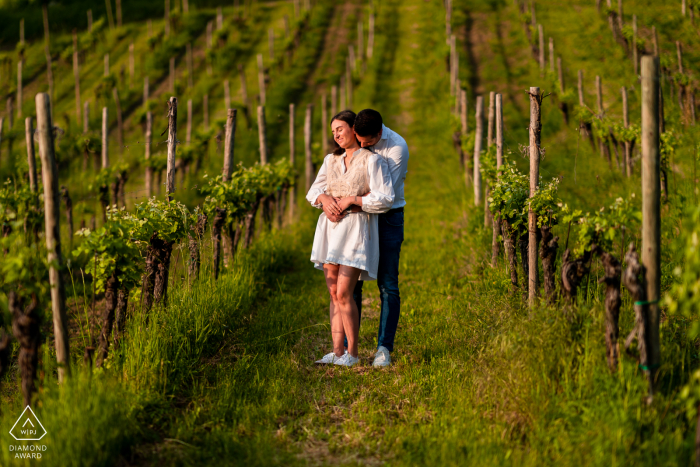 Nach dem Heiratsantrag Verlobungsfotosession in Gorizia, Italien mit einer Umarmung mitten im Weinberg