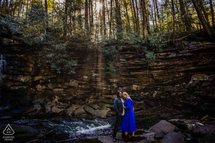 Após a sessão de fotos de noivado de proposta de casamento em Blackwater Falls, na Virgínia Ocidental, para um casal perto da água em suas roupas formais