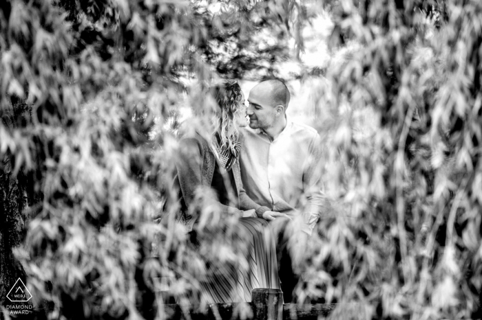 Un retrato al aire libre de Tarn muestra una forma única en que esta pareja recién comprometida anuncia su compromiso en Francia a través de una imagen en blanco y negro de Bajo el sauce llorón.