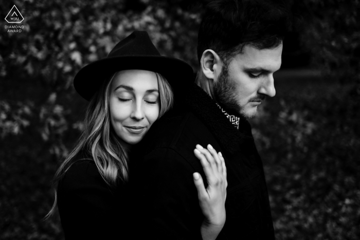 Un couple de Melbourne pose ensemble pour un portrait intime BW alors qu'ils se préparent à annoncer leurs fiançailles à Victoria