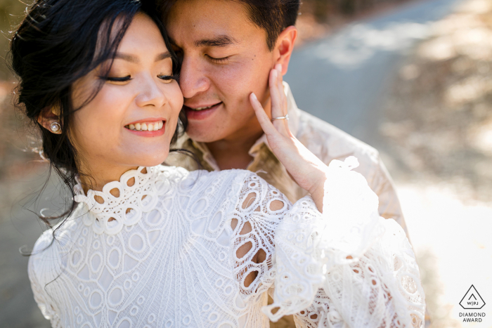 Un couple nouvellement fiancé de San Jose pose en plein air pour un portrait d'annonce de fiançailles à Alum Rock Park en Californie du Nord