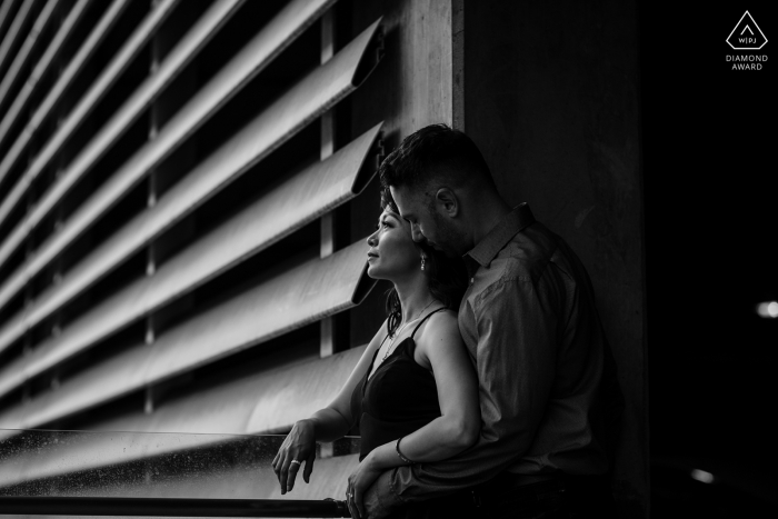 Un couple de San Jose pose ensemble pour un portrait graphique BW alors qu'ils se préparent à annoncer leurs fiançailles en Californie du Nord