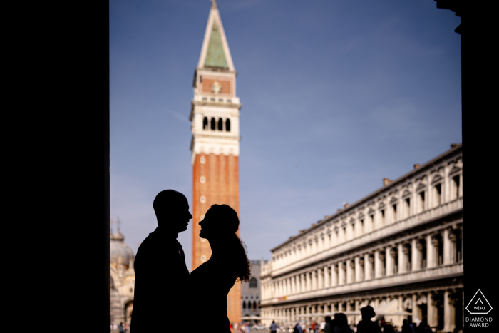 Un retrato al aire libre de Venezia muestra una forma única en que esta pareja recién comprometida anuncia su compromiso italiano con sus siluetas en la plaza San Marco.