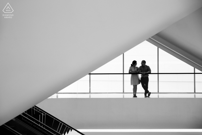 Ein modernes Paar aus Bangkok posiert für ein urbanes Silhouette-Porträt ihrer Hochzeit in Thailand