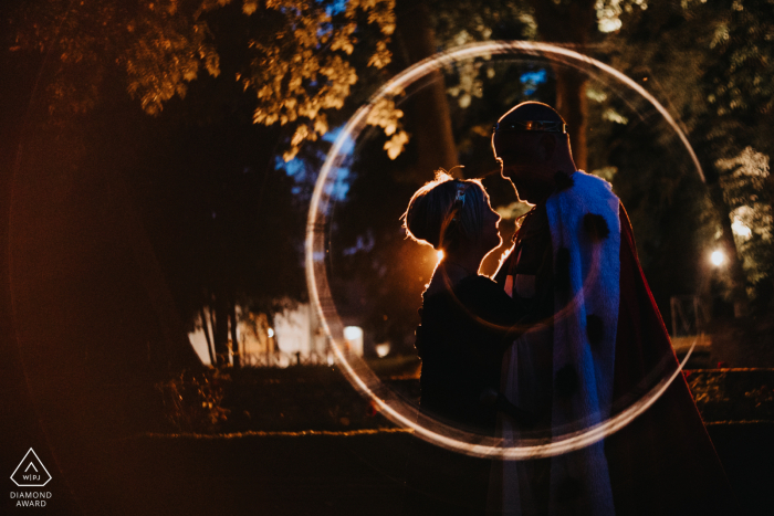 Un couple moderne Bannegon se pose en Roi et Reine pour un portrait d'annonce de leurs fiançailles Centre-Val de Loire