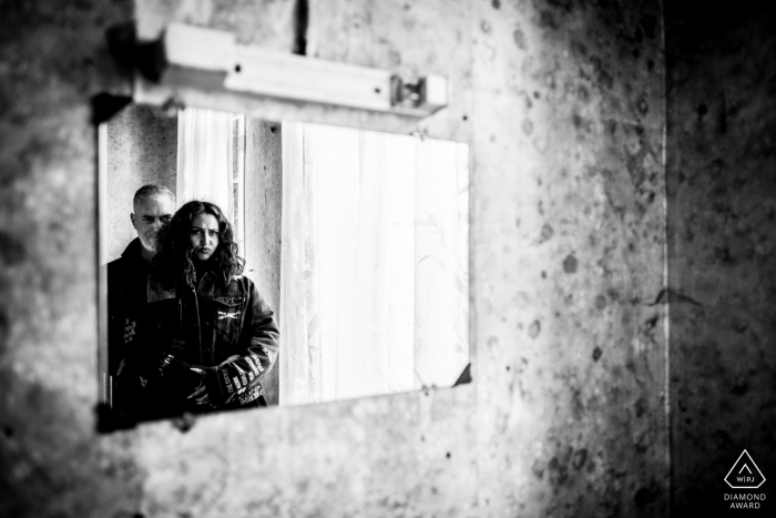 Un couple bordelais moderne pose pour un portrait d'annonce BW de leurs fiançailles françaises dans le département de la Gironde du sud-ouest de la France dans la région Nouvelle-Aquitaine