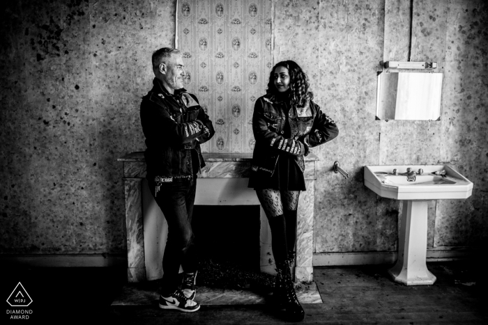 Un couple bordelais pose pour des portraits amusants pour annoncer ses fiançailles en France dans une salle de bains abandonnée ou urbex