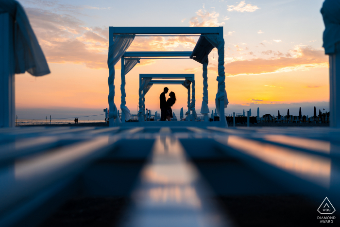 Un couple de Grado pose ensemble pour un portrait panoramique alors qu'ils se préparent à annoncer leurs fiançailles avec l'Italie au Frioul-Vénétie Julienne, sur une île et une péninsule de la mer Adriatique