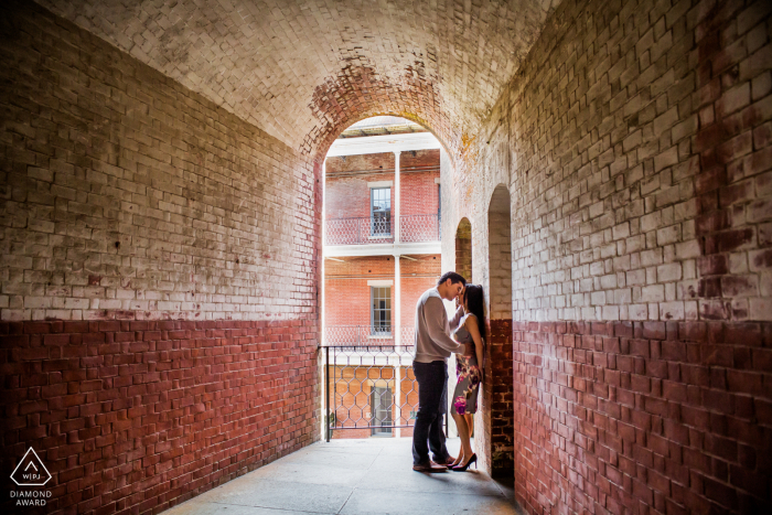 Un retrato de San Francisco muestra una forma única en que esta pareja recién comprometida anuncia su compromiso a través de imágenes de Romance en el fuerte histórico.