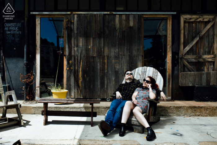 Un portrait breton montre que ce couple fraîchement fiancé annonce ses fiançailles à Lorient avec une image détendue dans une grande chaise