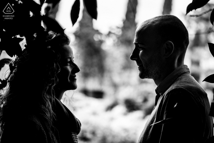 Tarn et Garonne engagement announcement couple photo session in BW with Low key and face to face profiles 