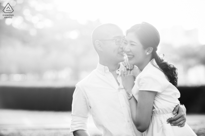 Divertida foto de anuncio de compromiso de Bangkok afuera en blanco y negro con un aspecto blanco descolorido