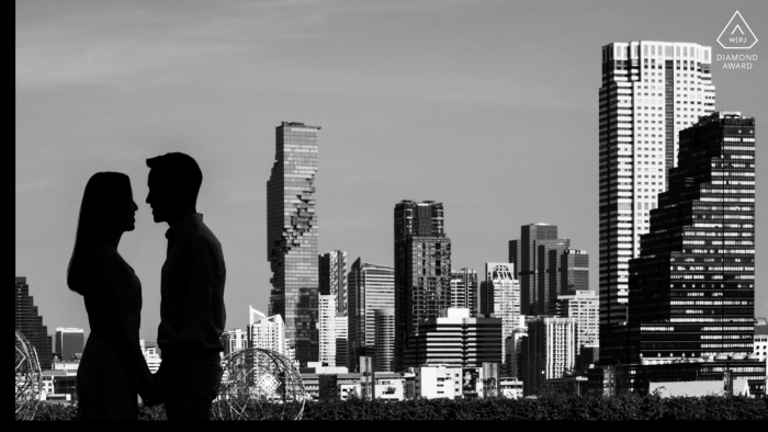 Image de portefeuille de photographies de fiançailles à Bangkok avec un couple thaïlandais à Icon Siam pour un portrait en silhouette BW