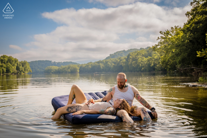 Tournage de fiançailles à destination de Harpers Ferry pour un couple de Virginie-Occidentale profitant d'une romance relaxante dans l'eau