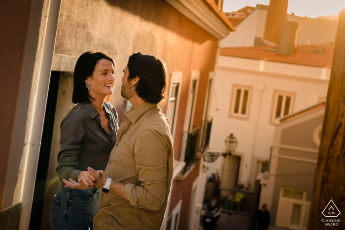 Sessão de fotos de casal de anúncio de noivado de Lisboa para o homem e a mulher nas escadas