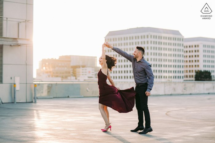 Photo d'annonce de fiançailles amusante à San Jose avec un coucher de soleil CA pendant un moment de danse