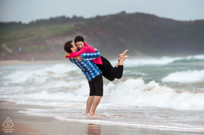 Zabawne zdjęcie zaręczynowe z Sydney w Australii na plaży stworzone, gdy para bawi się zabawną chwilą na północnych plażach w Sydney?