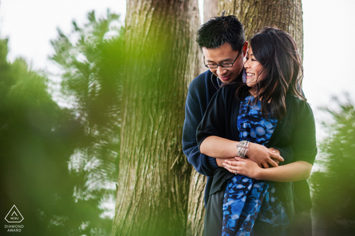 Idée de photo d'annonce de fiançailles à San Francisco montrant une romance CA dans les bois