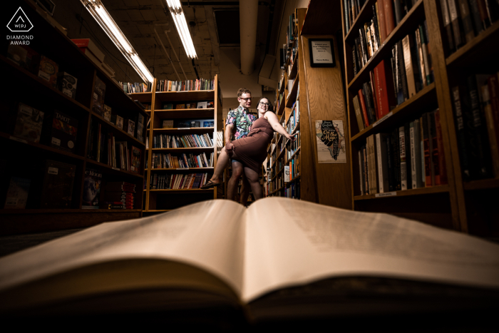 Una sesión de retratos de compromiso de estilo de vida en Minnesota para una pareja en la librería Magers and Quinn. Una sesión de retratos de compromiso de estilo de vida en Minnesota para una pareja en la librería Magers and Quinn.