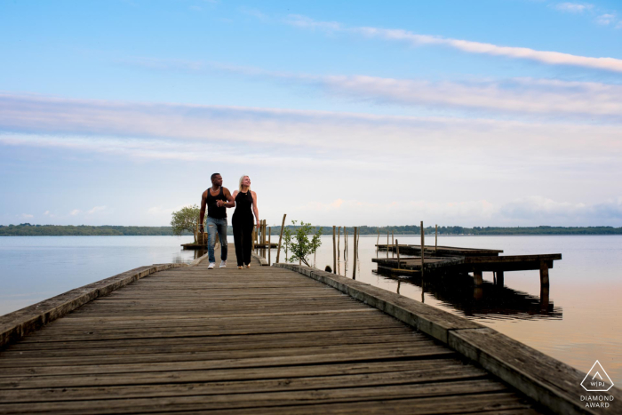 Ein Paar-Lifestyle-Portrait aus den Landes vor Ort in Azur, Frankreich, das das wunderbare Abendlicht einfängt