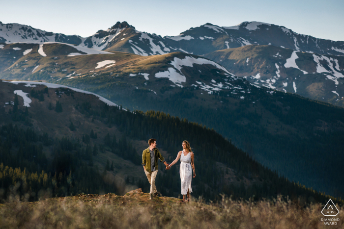 Sesión de fotografía de parejas de estilo de vida de Vail mostrando las hermosas montañas de Colorado