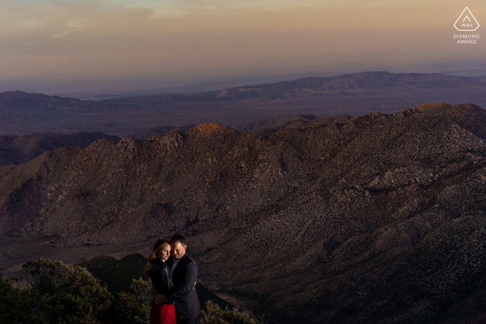 Mount Laguna Lifestyle-Verlobungsfotografie eines kalifornischen Paares, das einen beleuchteten Sonnenuntergang genießt