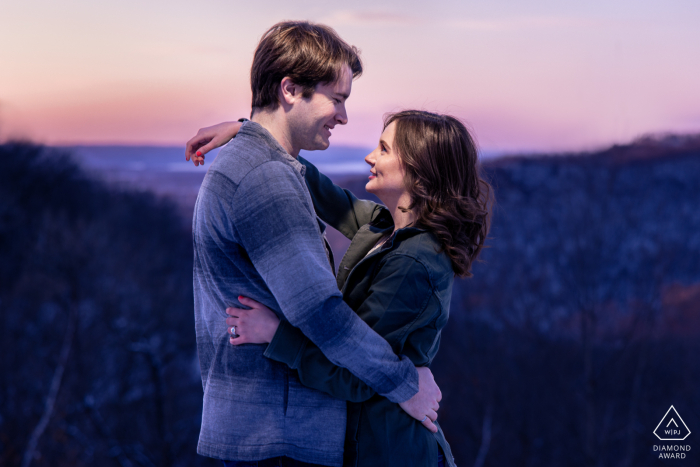 Une séance photo sur le style de vie de La Crosse en montagne dans le Wisconsin pour un couple s'embrassant dans les falaises