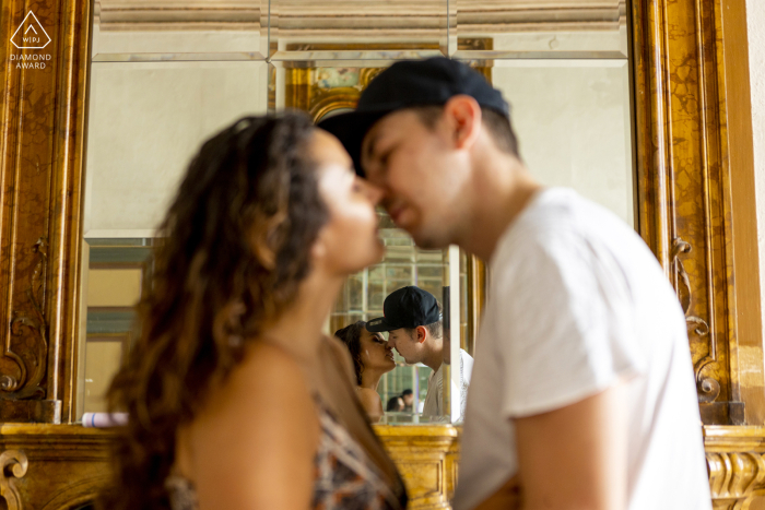 Séance de photographie de style de vie de la ville de Brescia en Italie montrant le couple s'embrassant reflété dans un miroir à l'intérieur Séance de photographie de style de vie de la ville de Brescia en Italie montrant le couple s'embrassant reflété dans un miroir à l'intérieur