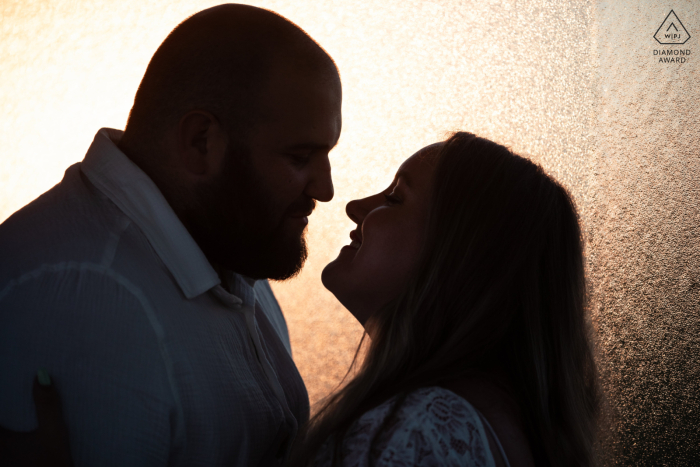 Séance photo de couple lifestyle Montastruc en France Avec le coucher de soleil sur une fenêtre