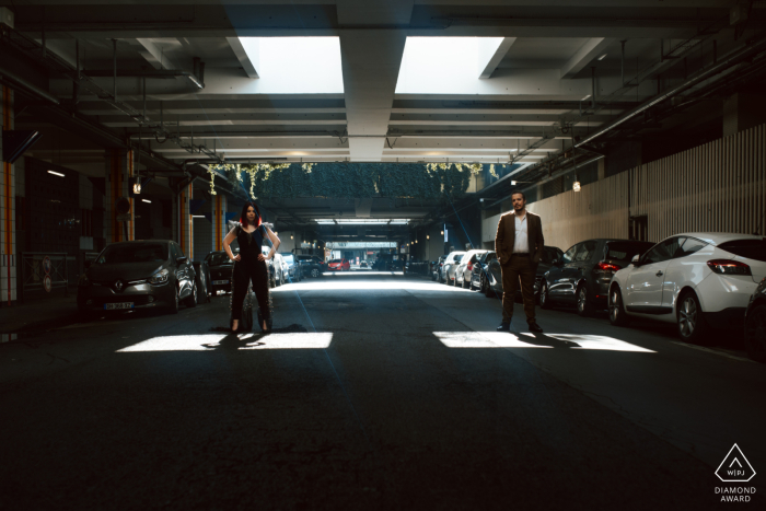 Sessão de fotografia de estilo de vida de Paris mostrando o casal de luz em uma estrutura de estacionamento subterrâneo