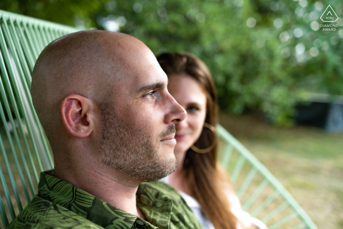 Sesja fotograficzna dla par w stylu życia Gers w Chateau de Puissentut pokazująca profil chłopaka