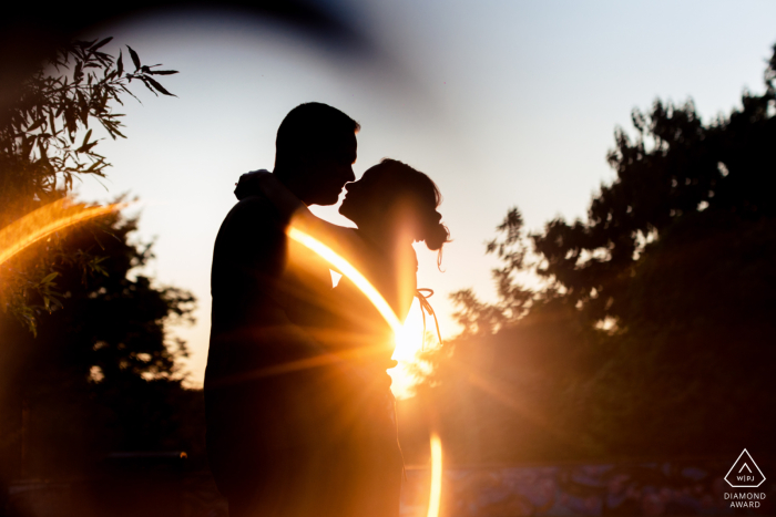 Ritratto di fidanzamento di uno stile di vita non tradizionale di Washington DC di una coppia di silhouette al tramonto al Meridian Hill Park