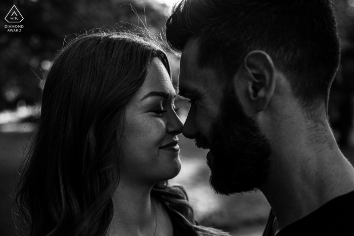 Une séance de portrait d'engagement BW lifestyle à Nancy, en France, pour un couple qui se touche le nez dans un cadre très recadré