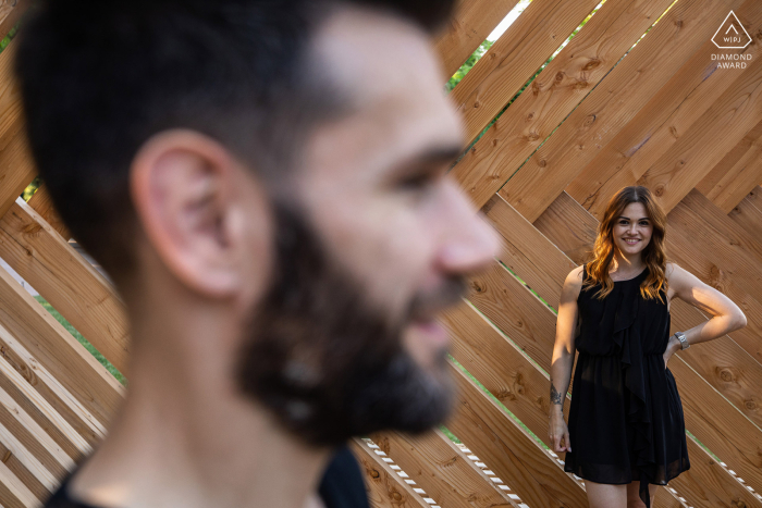A Nancy, Francja, na miejscu portret życia pary z geometrycznymi liniami deski i trochę pracy z kamerą głębi pola A Nancy, Francja, na miejscu portret życia pary z geometrycznymi liniami deski i trochę pracy z kamerą głębi pola