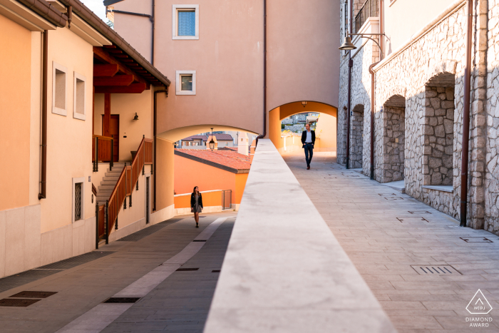 Ein Lifestyle-Engagement-Portrait-Shooting in Portopiccolo Sistiana für ein durch eine Mauer getrenntes Paar in Triest, Italien