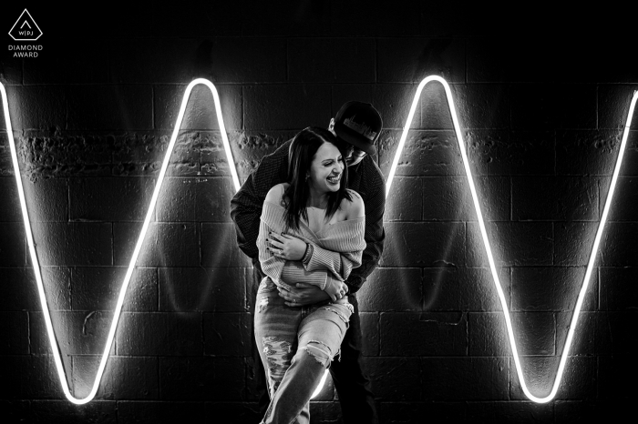 Séance de photographie de couples de style de vie du centre-ville de Las Vegas montrant dans BW des néons et des amoureux Séance de photographie de couples de style de vie du centre-ville de Las Vegas montrant dans BW des néons et des amoureux
