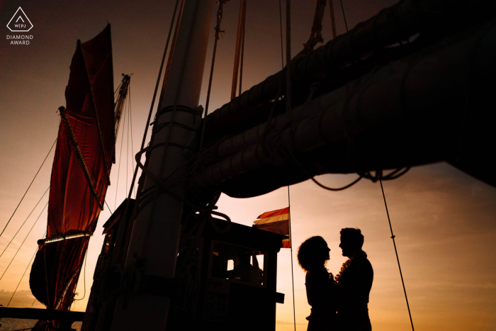 Casal da Tailândia curtindo o pôr do sol no barco em Koh Samui