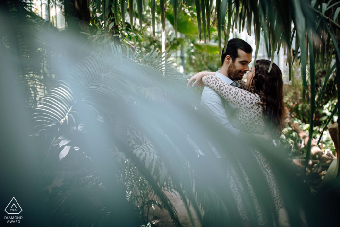 Fotografia pré-casamento da Hungria para um casal de Budapeste Encontrando amor em uma floresta exuberante