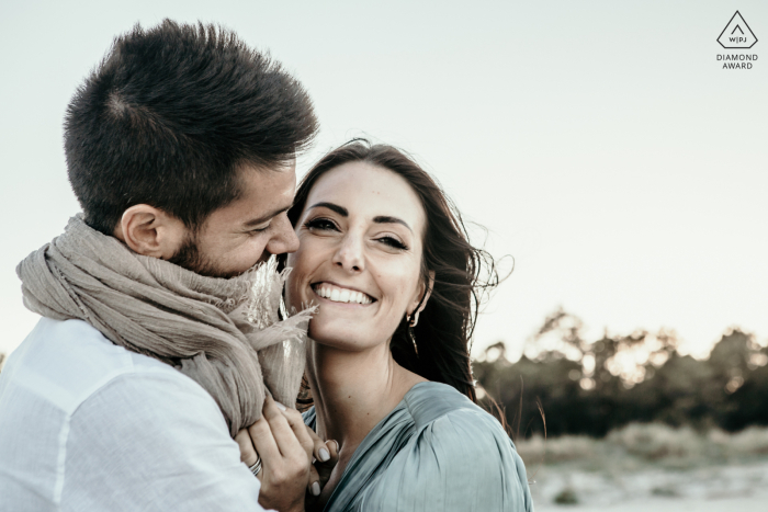 Ravenna Wild Beach, Itália pré retrato de casal de fotografia de casamento no oceano ventoso