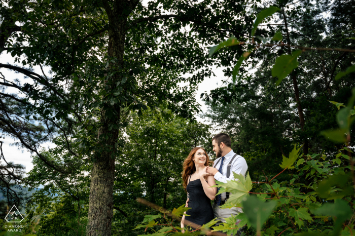 Sotto gli alberi di Pigeon Forge, TN, la coppia è nascosta tra le montagne e si gode un romantico abbraccio