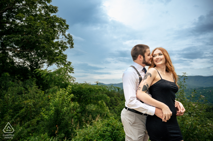 En Pigeon Forge, TN, un hermoso retrato de la feliz pareja con las montañas y los árboles al fondo.