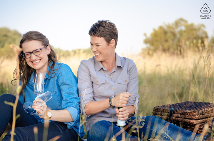 Im südafrikanischen Gauteng öffnet das Paar lachend eine Flasche Champagner